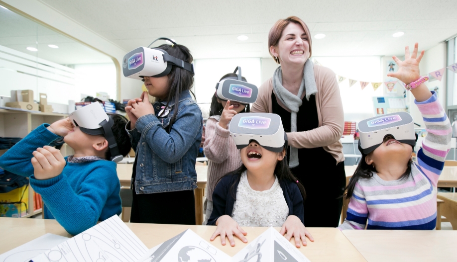 △서초구 아이가르텐의 원생들이 가상현실 및 증강현실을 활용한 우주여행을 체험하고 있다/사진=KT