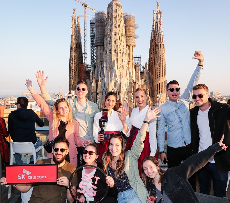 △모델들이 스페인 바르셀로나에서 MWC 2019의 SKT 전시관을 홍보하고 있다/사진=SKT