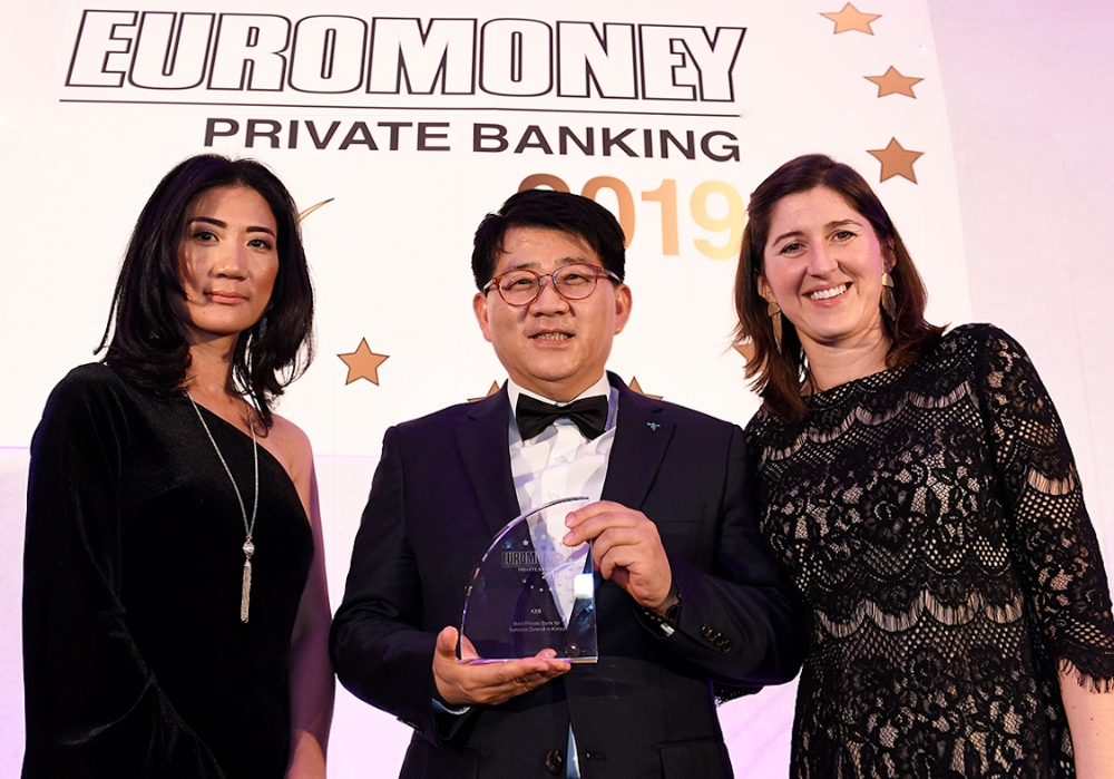 KEB하나은행은 세계적 금융전문지 유로머니(Euromoney)가 영국 런던에서 21일(현지시각 기준) 개최한 제 16회 ‘프라이빗 뱅킹 & 자산관리 서베이 2019 시상식’에서 PB부문 국가별 최고상인 ‘대한민국 최우수 PB은행(Best Private Bank in Korea)’상을 수상했다. 시상식 후 장경훈 KEB하나은행 웰리빙그룹 부행장(사진 가운데)이 헬렌 에버리 유로머니 프라이빗뱅킹 편집자(사진 오른쪽), 릴리 츄 유로머니 프라이빗뱅킹 글로벌 발행인(사진 왼쪽)과 함께 기념촬영을 하고 있다. / 사진= KEB하나은행