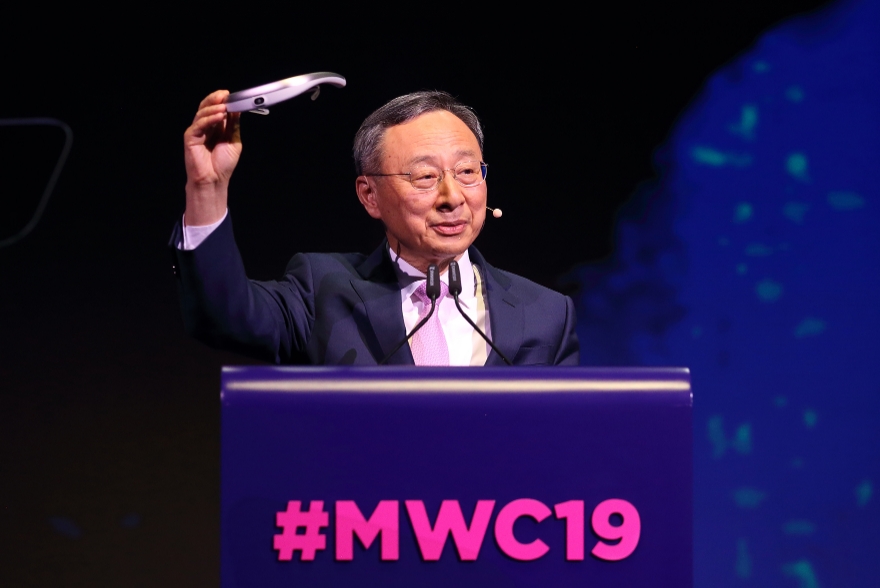 △황창규 KT 회장이 MWC 2019에서 연설을 하고 있다/사진=KT