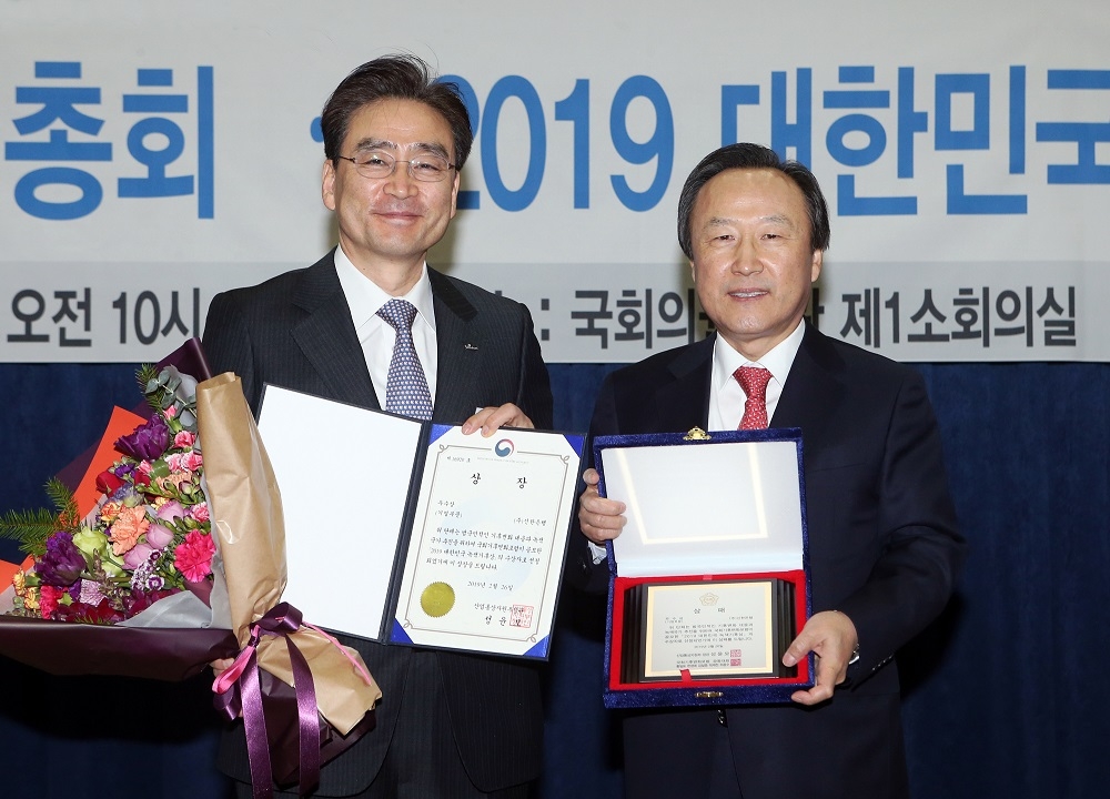 26일 서울 영등포구 소재 국회의원회관에서 진행된 국회기후변화포럼 주관 ‘2019 대한민국 녹색기후상’ 시상식에서 신한은행 주철수 부행장(왼쪽)과 국회기후변화포럼 홍일표 대표의원이 기념촬영하고 있는 모습 / 사진= 신한은행