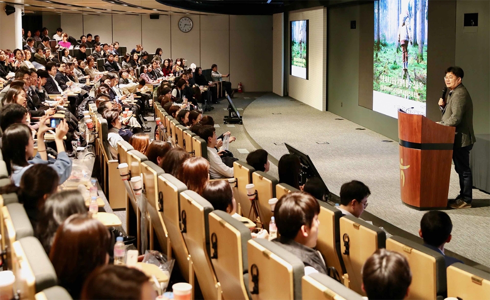 KEB하나은행은 지난 25일 을지로 본점에서 4차 산업혁명 시대를 맞이한 직원들의 지식과 통찰력 함양을 위해 지식 콘서트를 개최했다. 정재승 KAIST 바이오 및 뇌공학과 교수가 참가자들과 함께 토론을 하고 있다. / 사진= KEB하나은행