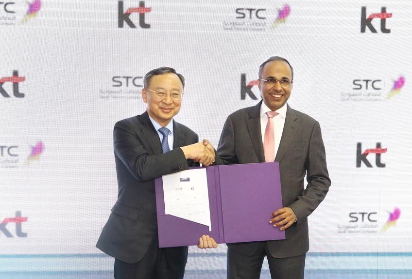 △ 황창규 KT 회장과 나세르 알 나세르(Nasser Al Nasser) STC Group CEO가 미래 신사업 분야 사업 공동 개발, 추진을 위한 MOU를 체결했다/사진=KT