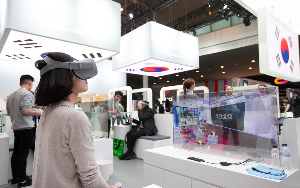 △MWC 2019 관람객이 소셜 VR을 통해 대한민국 100년 발전상 영상을 보고 있다/사진=SK텔레콤