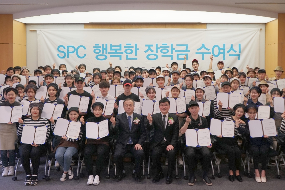 27일 서울 신대방동 SPC 미래창조원에서 열린 '제 15회 SPC 행복한 장학금 수여식'에서 아르바이트 장학생들과 파리바게뜨 가맹점주 협의회장 이중희(맨 앞줄 네 번째), 파리크라상 상생협력실장 조용찬 상무(맨 앞줄 다섯 번째)가 기념 촬영을 하고 있다. /사진제공=SPC그룹