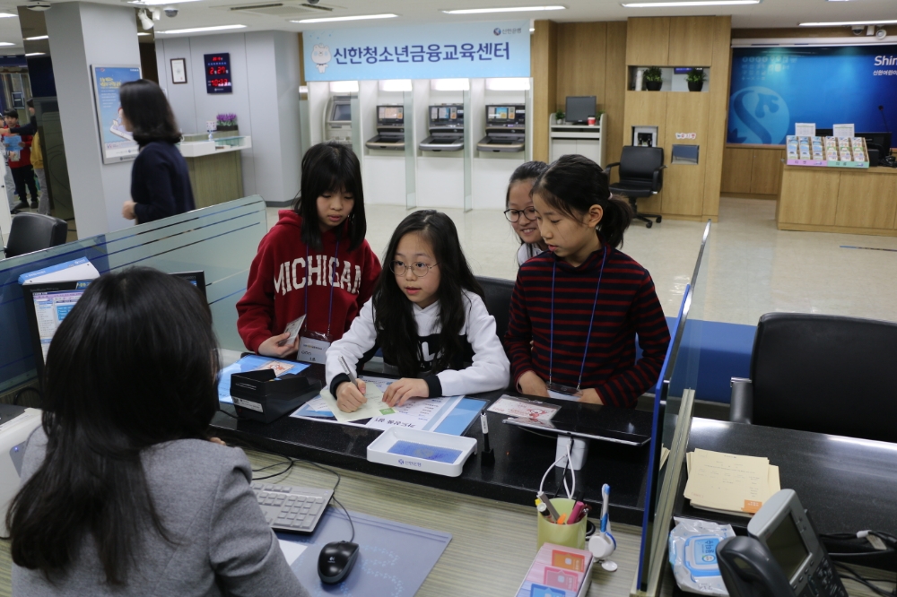 신한금융그룹은 27일 서울시 중구 세종대로에 위치한 신한 청소년 금융교육센터 광화문 캠퍼스에서 그룹 협력사 임직원의 초등학생 자녀를 대상으로 신한금융의 대표적인 금융교육 프로그램인 ‘신한 어린이 금융체험 교실’을 실시했다. 이날 행사에 참여한 교육 참가자들이 기념촬영을 하고 있다. / 사진= 신한금융지주