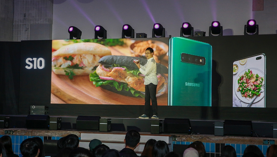 △요리인류를 연출한 이욱정 PD가 음식을 활용한 프로그램들을 갤럭시 팬 파티에서 선보이는 모습/사진=삼성전자