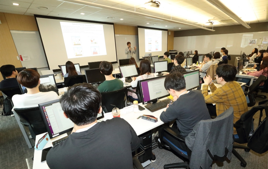 △지난해 5월, 성남시 분당구 KT 그룹인력개발원 인공지능 교육센터에서 AI아카데미에 참여한 교육생들이 AI 분야의 강의를 듣고 있다/사진=KT