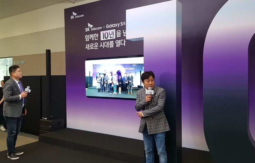 △S 어워즈 수상자들과 기념 촬영을 마친 방송인 강호동, 이수근이 갤럭시 S10으로 촬영한 단체 사진을 보며 감탄하고 있다/사진=오승혁 기자