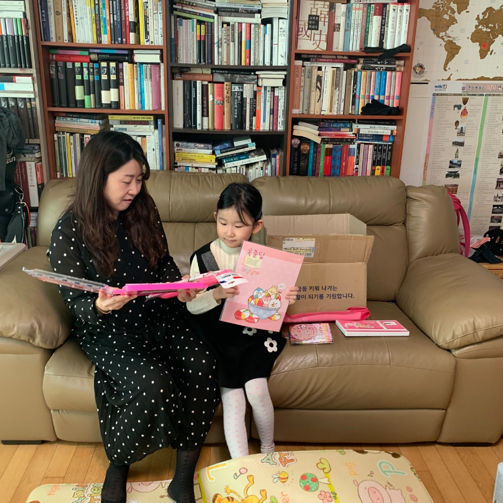 Sh수협은행은 지난 2일 초·중·고교에 입학한 임직원 자녀 400명에게 은행장 명의의 축하카드와 Sh스쿨박스(진학 선물세트)를 전달했다. 사진은 Sh스쿨박스를 선물받은 Sh수협은행 직원 가족들이 즐거워하는 모습./사진=수협은행