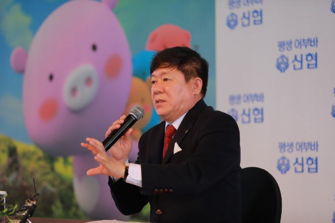 김윤식 신협중앙회장이 5일 서울 중구 플라자호텔에서 열린 취임 1주년 기자간담회에서 올해 중점 추진 사업계획을 발표하고 있다. / 사진 = 신협중앙회