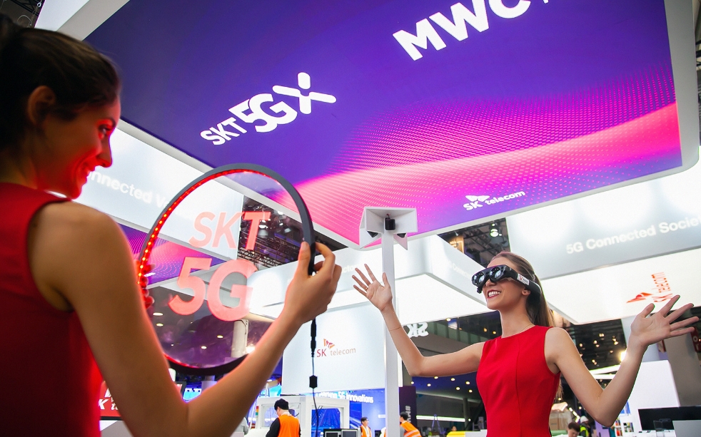 △5일 과기정통부에게 요금제 인가를 반려 당한 SKT의 MWC 2019부스에서 모델들이 5G가 바꿀 일상을 시연하고 있다/사진=SKT