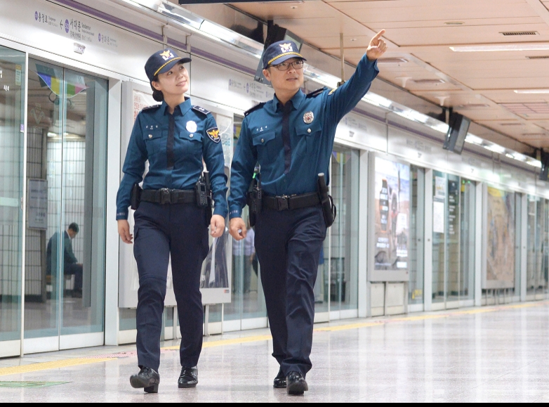△디지털 성범죄 예방을 위해 지하철 역을 순찰 중인 경찰의 모습/사진=경찰청