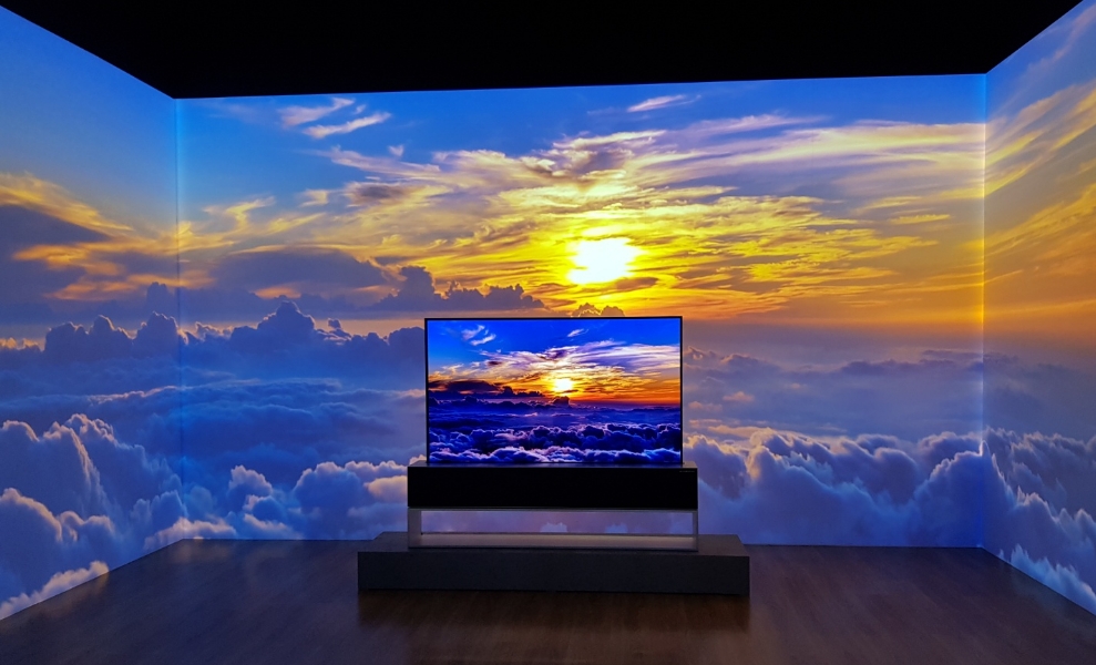 △방처럼 꾸며진 공간에서 벽면 스크린과 연동하여 영상을 재생하고 있는 롤러블 TV의 모습/사진=오승혁 기자