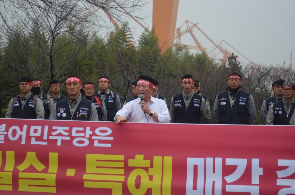 김한표 자유한국당 의원이 6일 '대우조선해양 밀실·특혜에 따른 일방적 매각중단 촉구' 기자회견에서 발언하고 있다./사진=김한표 의원실
