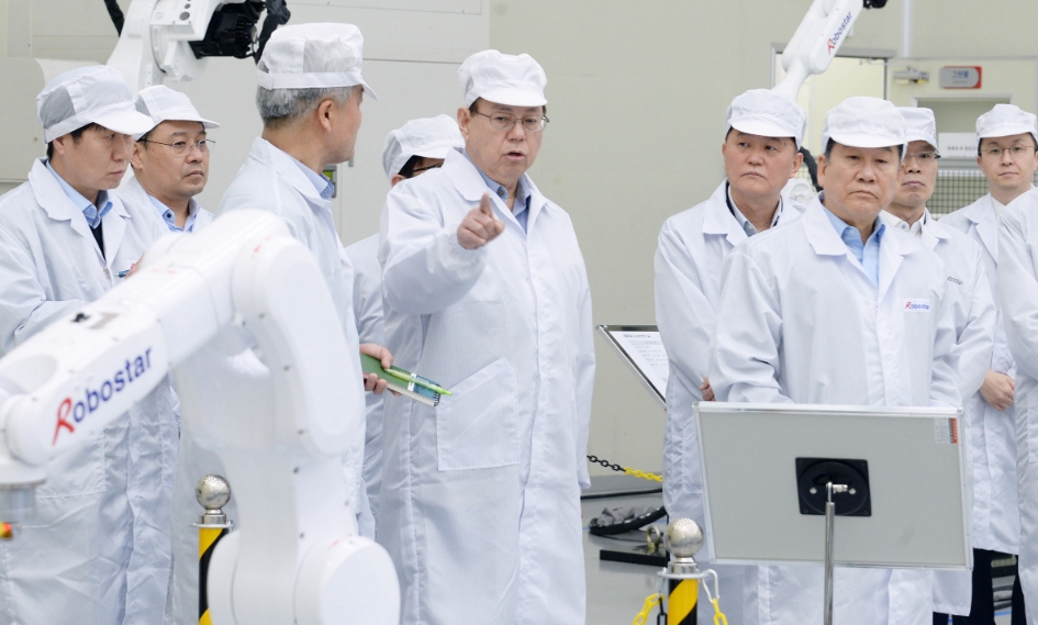 △조성진 LG전자 대표이사 부회장이 지난해 경영권을 인수한 산업용 로봇 제조업체 로보스타를 방문했다. 조 부회장이 로보스타의 다양한 산업용 로봇을 살펴보고 있다/사진=LG전자