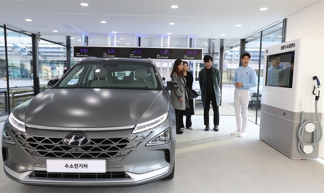 '수소전기하우스 시즌 2'에 방문한 관람객들이 수소 충전 시설에 대한 설명을 듣고 있다. (사진=현대차)