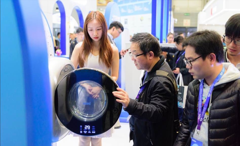 △2019 상해가전박람회 대유그룹 전시관에서 벽걸이 드럼세탁기 ‘미니’를 구경하고 있는 관람객 모습/사진=대유그룹