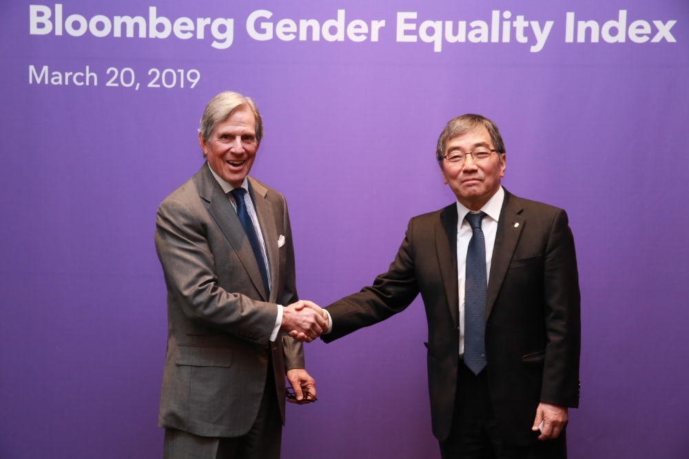 윤석헌 금감원장(오른쪽)이 블룸버그 회장과 간담회에서 기념촬영을 하고 있다./사진=금융감독원