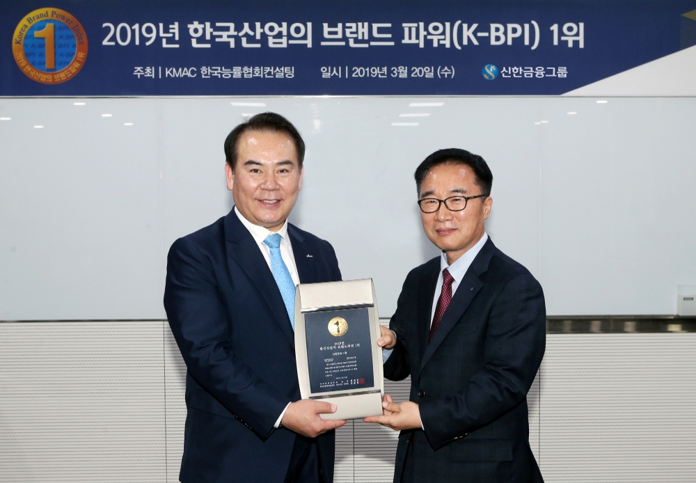 이병철 신한금융 그룹브랜드홍보부문장(사진 왼쪽)과 한수희 한국능률협회컨설팅 부사장(사진 오른쪽)이 20일 서울시 중구 소재 본사에서 진행한 인증식에서 기념촬영을 하고 있다. / 사진= 신한금융지주