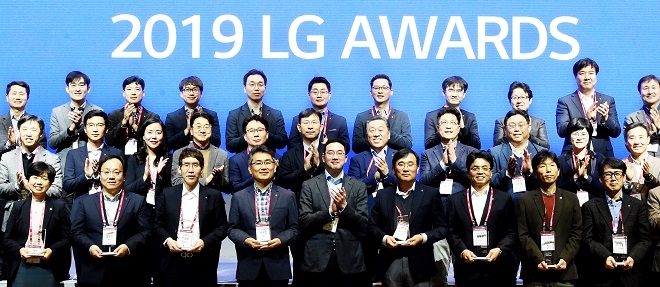 구광모 회장(가운데 아래)이 21일 마곡 LG사이언스파크에서 열린 LG어워즈에서 수상자들과 기념촬영을 하고 있다. (사진=LG)