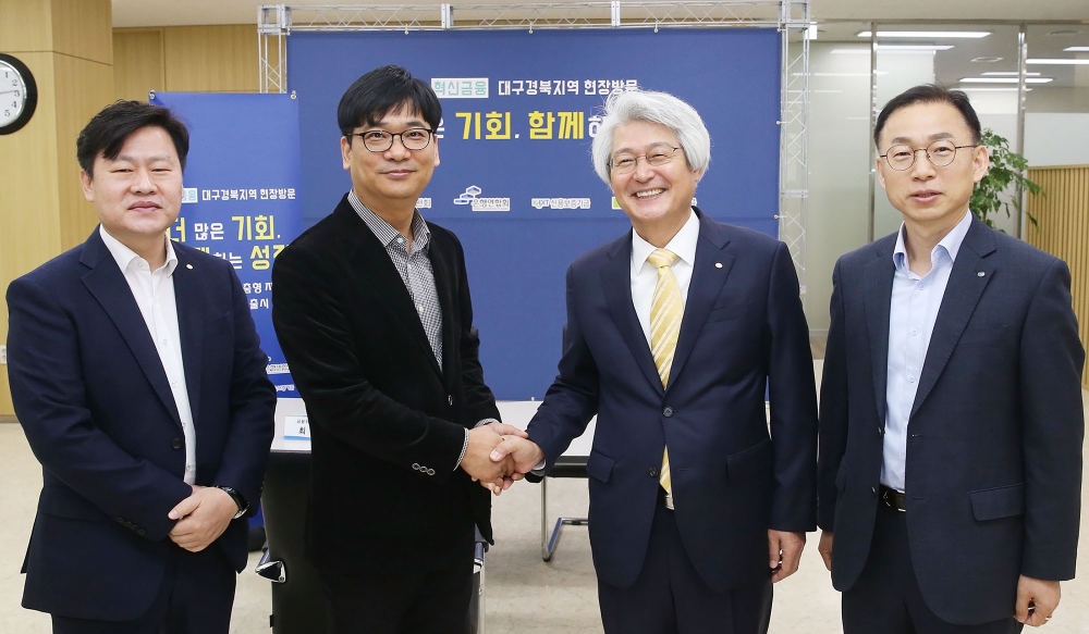 25일 체결된 업무협약식 후 DGB대구은행 시지지점에서 대출 상담 업무를 진행한 고객과 환담 중인 김태오 은행장(오른쪽 두번째)./사진=DGB대구은행.