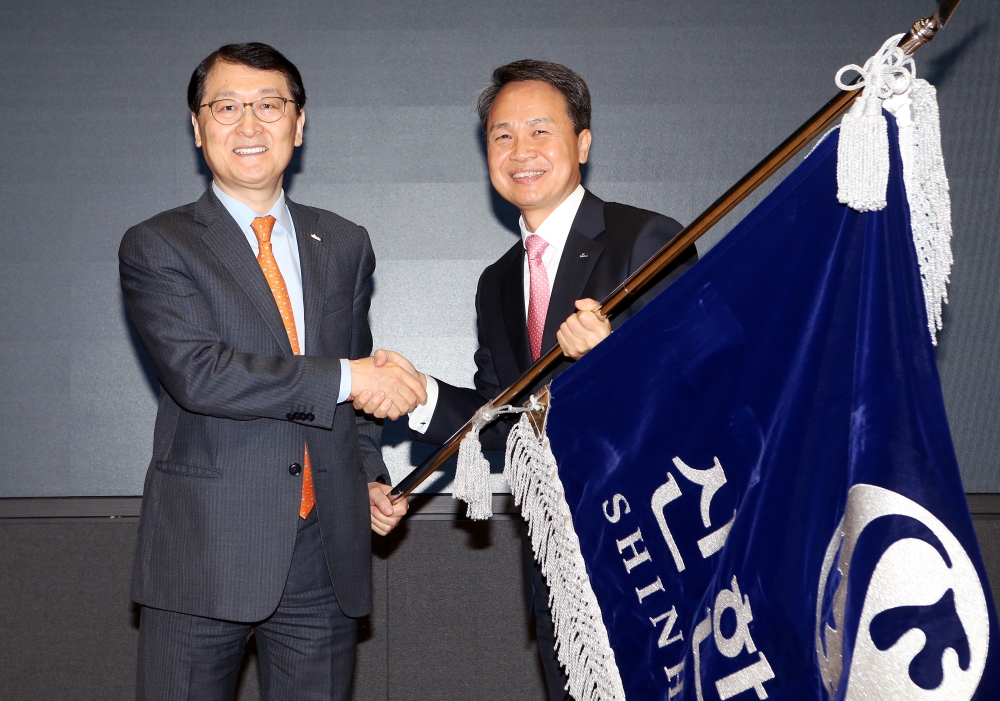 위성호 전 신한은행장이 26일 열린 진옥동 현 신한은행장 취임식에서 악수를 하고 있다./사진=신한은행