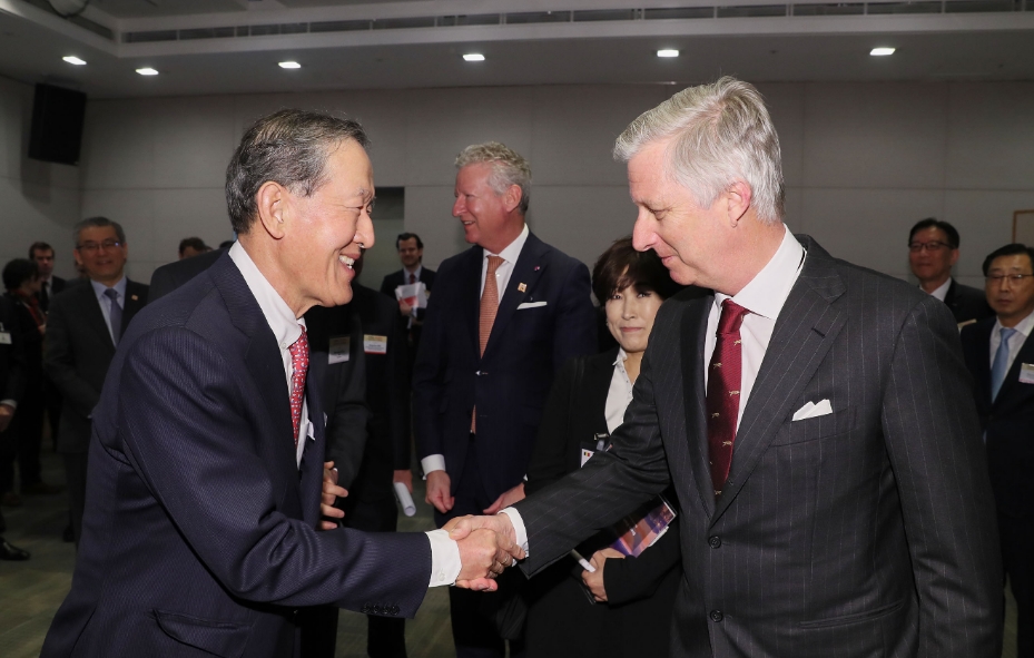 △허창수 전경련 회장과 필리프 벨기에 국왕의 악수 모습/사진=전경련