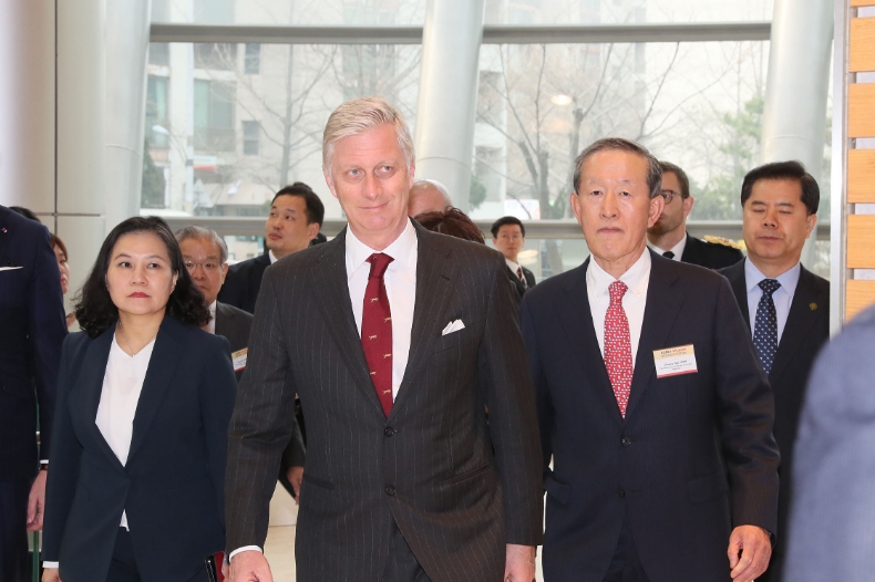 △왼쪽부터 유명희 산업부 통상교섭본부장, 허창수 전경련 회장, 필리프 벨기에 국왕의 모습/사진=전경련