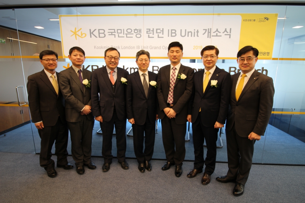 26일 KB국민은행 영국 런던지점에 열린 '런던 IB Unit' 개소식에서 참석자들이 기념 촬영을 하고 있다. (왼쪽에서 세번째)성병희 한국은행 런던사무소장, (왼쪽에서 네번째)김홍식 주영 한국대사관 재경관, (오른쪽에서 두번째)이계성 KB국민은행 여신그룹 부행장, (오른쪽에서 첫번째)우상현 KB국민은행 IB사업본부장./사진=KB국민은행
