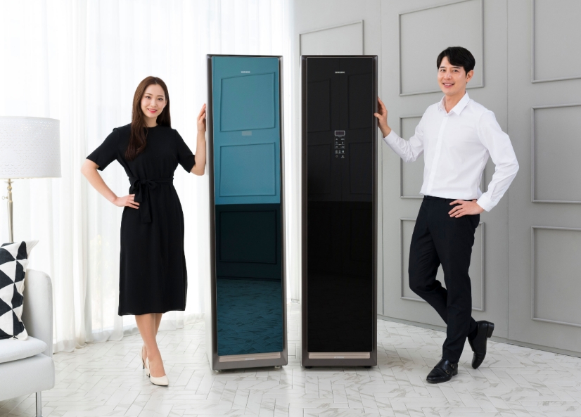 △삼성전자 모델들이 에어드레서 블랙에디션을 홍보하고 있다. 좌측 크리스탈미러, 우측 다크블랙 모델/사진=삼성전자