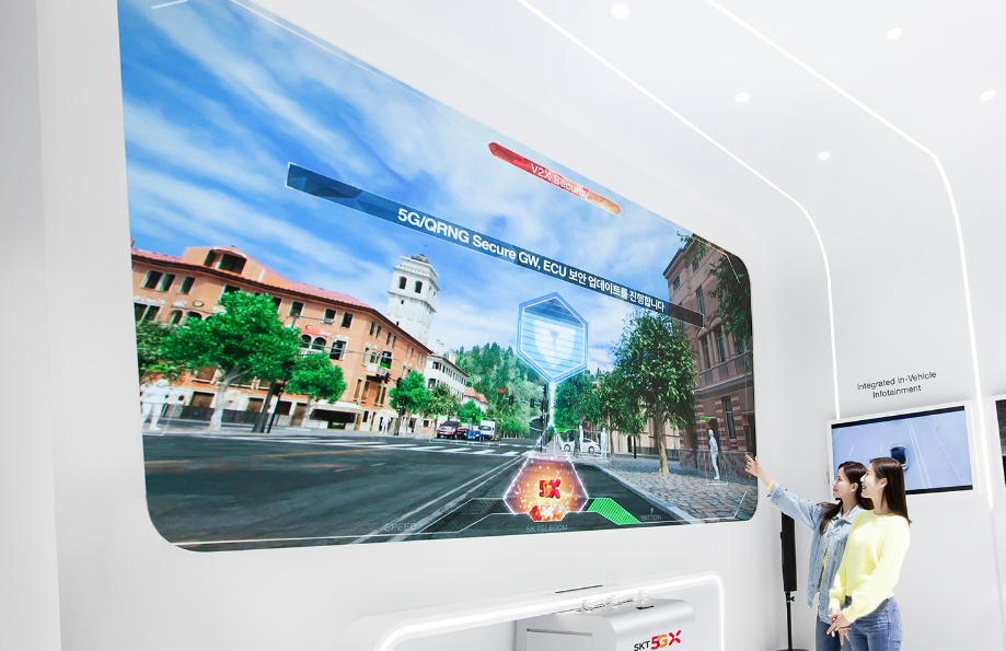 △SKT 모델들이 5G 자율주행차 보안 기술을 체험하고 있다/사진=SKT
