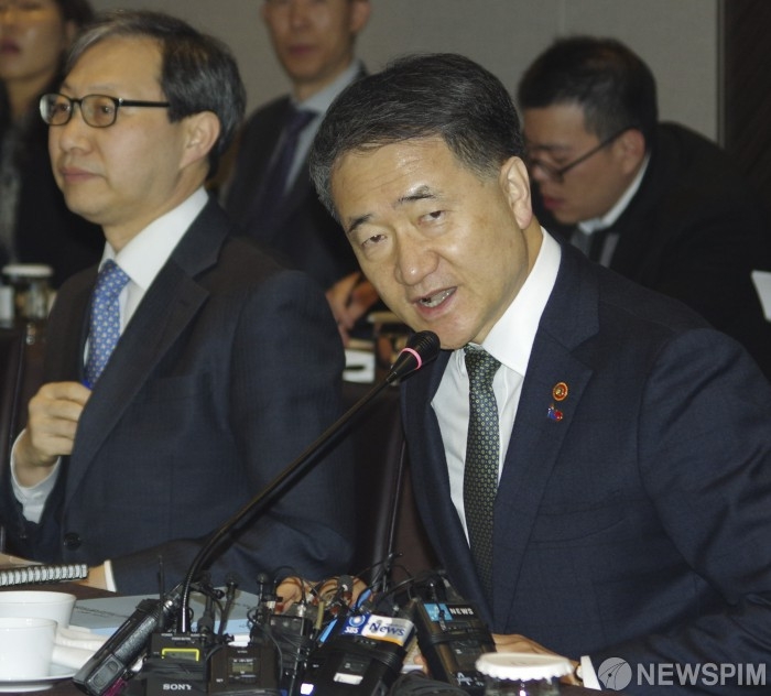 박능후 보건복지부 장관이 29일 오전 서울 중구 플라자호텔에서 열린 제 3차 국민연금기금운용위원회에서 모두발언을 하고 있다./사진=뉴스핌