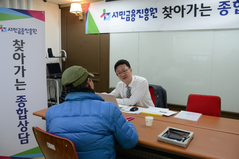 진흥원 및 위원회 상담직원들이 29일 오후 3시 휴(休)서울이동노동자 북창쉼터를 방문해 퀵서비스 근로자들에게 ‘종합상담 서비스’를 제공하고 있다./사진=서민금융진흥원