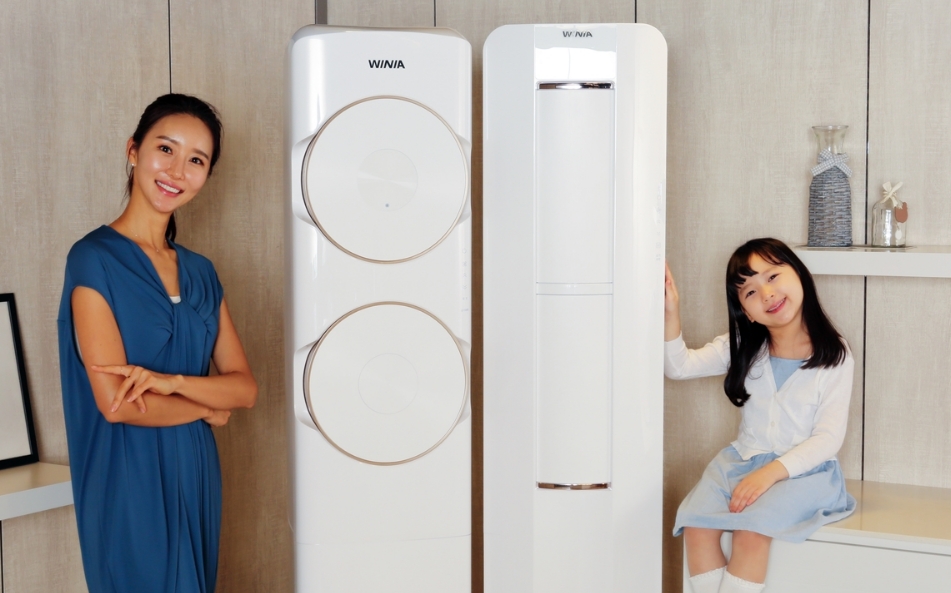 △대유위니아 2019년형 둘레 바람 에어컨 제품을 모델들이 홍보하고 있다/사진=대유위니아