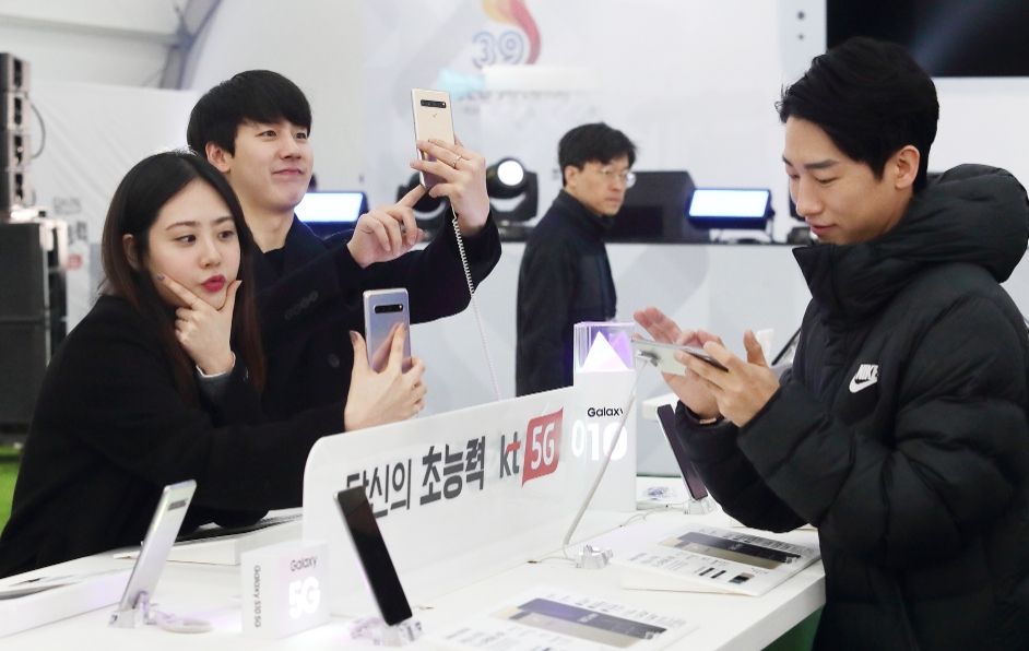 △지난 3월, KT 모델들이 광화문 5G 체험관에서 5G 기기 사용을 시연하는 모습/사진=KT