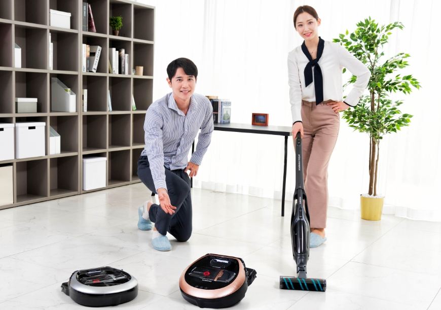 △삼성전자 모델들이 파워봇, 파워스틱 기기를 홍보하고 있다/사진=삼성전자