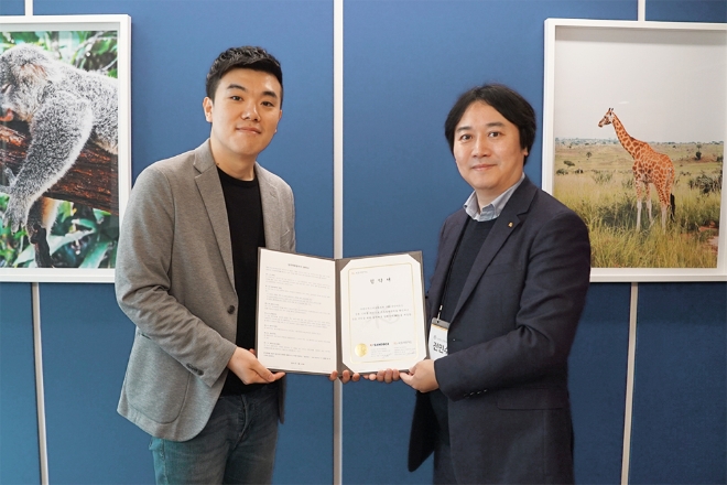 MOU를 체결 중인 KB국민카드 전민수 브랜드전략부 팀장(오른쪽)과 샌드박스네트워크 이영민 비즈니스 총괄(왼쪽). / 사진 = KB국민카드