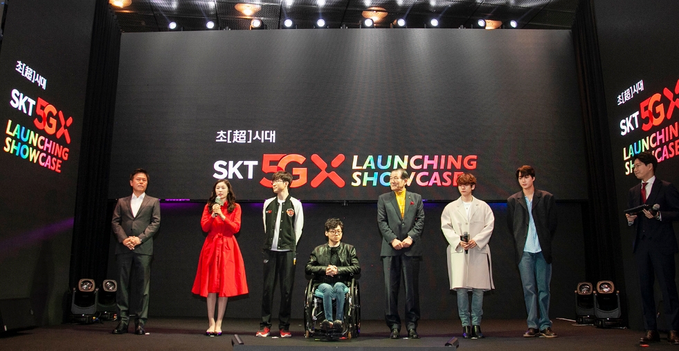 △ (사진 왼쪽부터) 박정호 SK텔레콤 대표이사, 김연아 선수, 페이커 이상혁 선수, 윤성혁 선수, 박재원 씨, EXO의 백현, 카이/사진=SKT
