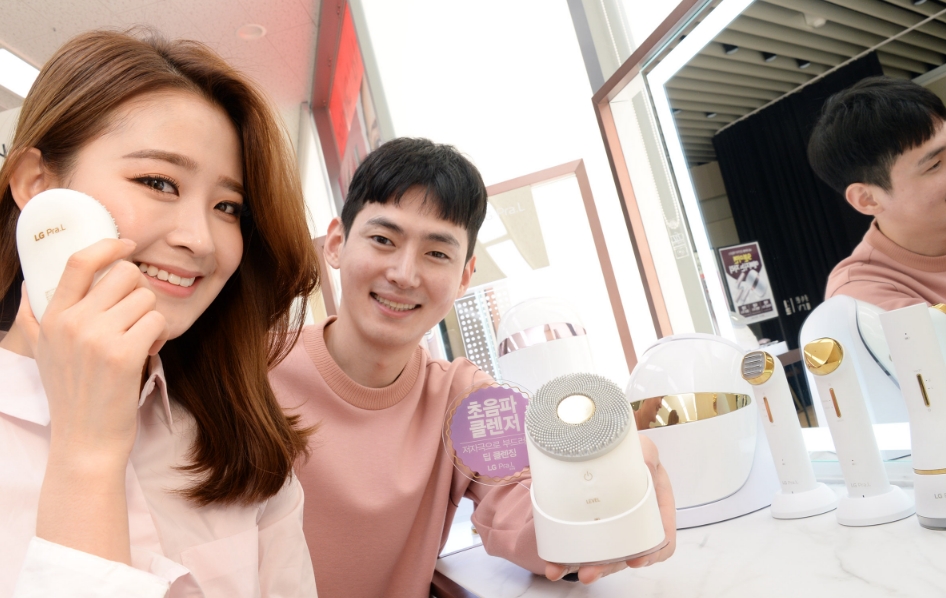 △LG전자 모델들이 프라엘 초음파 클리너를 홍보하고 있다/사진=LG전자