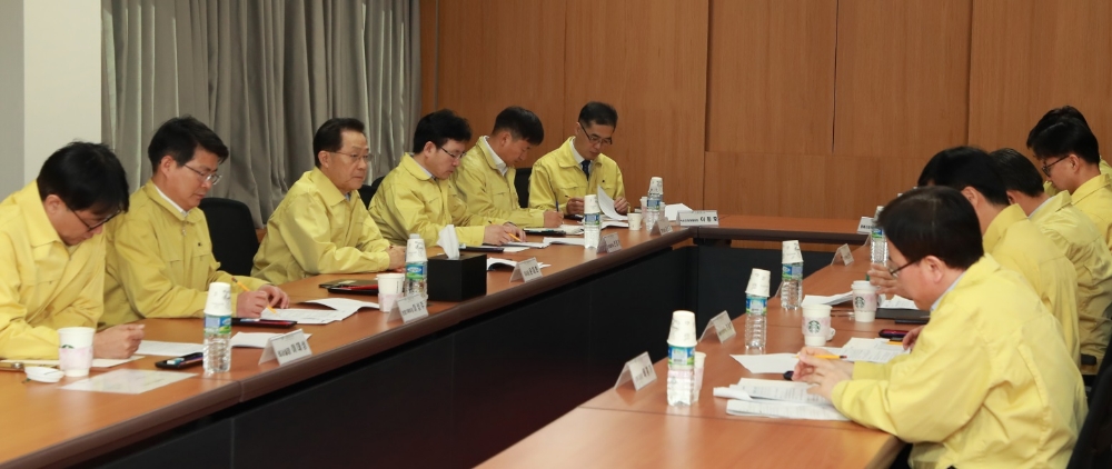윤대희 신용보증기금 이사장(왼쪽에서 세번째)이 8일 신보 속초인재개발원에서 '강원 산불 피해 중소기업 지원 현장대책회의'를 개최해 기업들의 피해상황을 파악하고 효과적인 지원방안에 대해 논의하고 있다./사진=신용보증기금