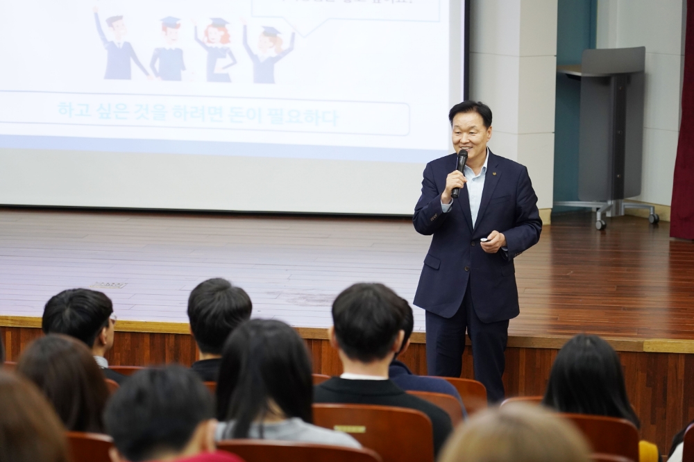 8일 이계문 서민금융진흥원 원장(겸 신용회복위원회 위원장)이 창원대학교에서 서민금융 유관기관 합동 취업설명회와 CEO 금융특강을 실시하고 있다./사진=서민금융진흥원