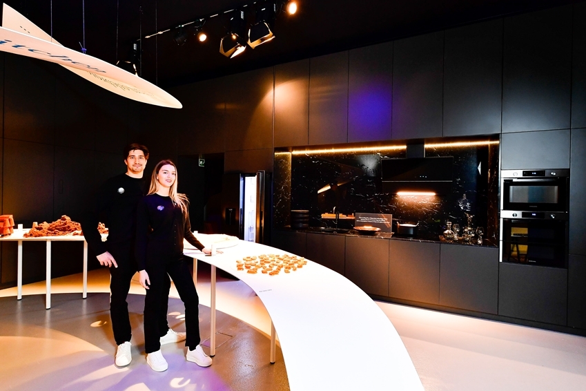 ‘저녁의 방’에서는 ‘블랙 스테인리스 스틸(Black Stainless Steel)’ 주방가전 패키지로 편안함과 고급스러움을 강조했다. (사진=삼성전자)