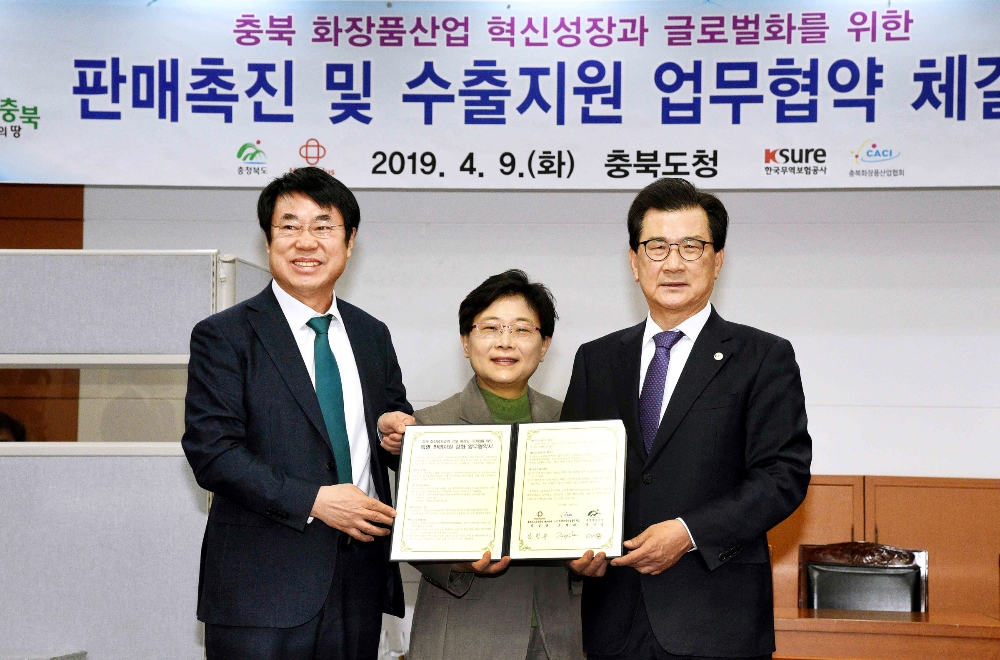 (왼쪽부터) 조택래 (사)충북화장품산업협회장, 임일순 홈플러스 대표이사 사장, 이시종 충청북도지사가 9일 충북 청주시 충북도청에서 ‘충청북도 중소화장품 판로지원을 위한 상생협약식’을 진행하고 있다. /사진제공=홈플러스