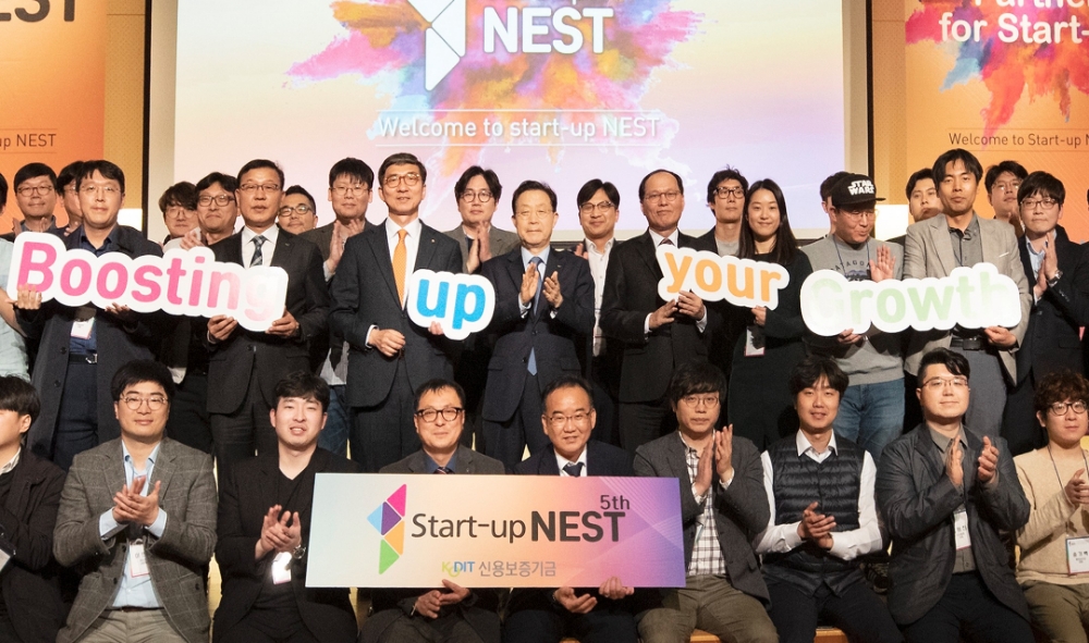 윤대희 신용보증기금 이사장(뒷 줄 가운데)이 9일 서울 페럼타워에서 열린 '스타트업 네스트 제5기 발대식'에서 참석자들과 기념촬영을 하고 있다./사진=신용보증기금