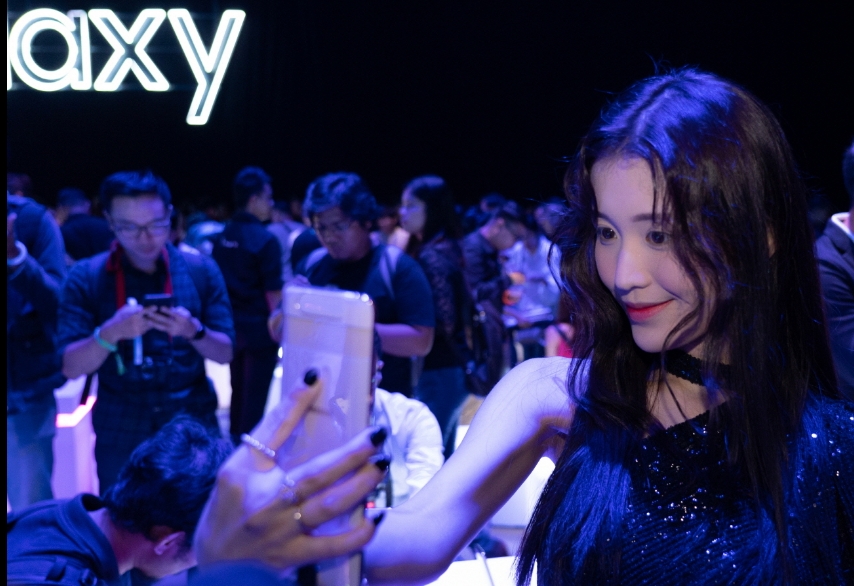 △태국 방콕의 행사장에서 현지인 삼성전자 갤럭시 A80 모델을 사용해보고 있다/사진=삼성전자