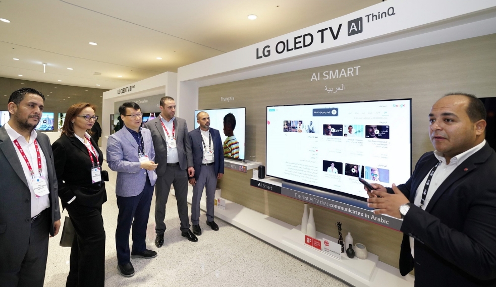 △LG이노페스트에 참여한 중동, 아프리카 지역 관계자들이 시느니처 제품을 관람하고 있다/사진=LG전자