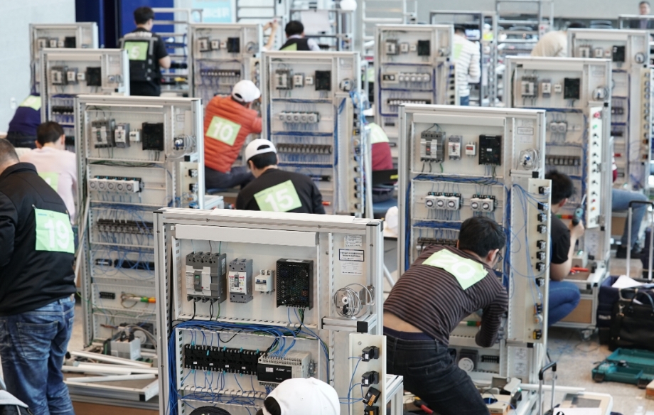 △삼성국제기능경기대회 참가자가 전기제어시스템 제작 부문에서 경쟁하고 있다/사진=삼성전자