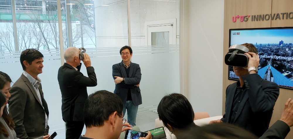 △폴 해리스 회장 등 레인 임원들이 LG유플러스 마곡사옥 1층에 마련된 U+ 5G 이노베이션 랩에서 U+ 5G 서비스를 살펴보고 있다/사진=LG유플러스