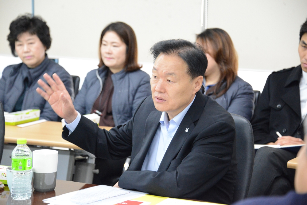 이계문 서민금융진흥원장이 11일 맞춤대출서비스 상담 현장 간담회에서 1분기 취급실적과 고객 중심의 제도개선사항을 점검하고 있다./사진=서민금융진흥원